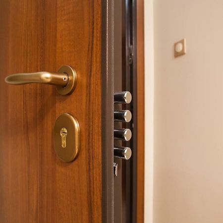 Pretty Rooms In Gold And Blue Apartment In Safe Central Area Athens Ngoại thất bức ảnh